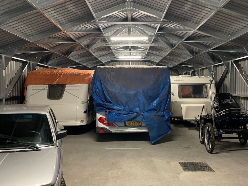 Caravan stalling op eigen terrein: kosten, voordelen en zelf bouwen