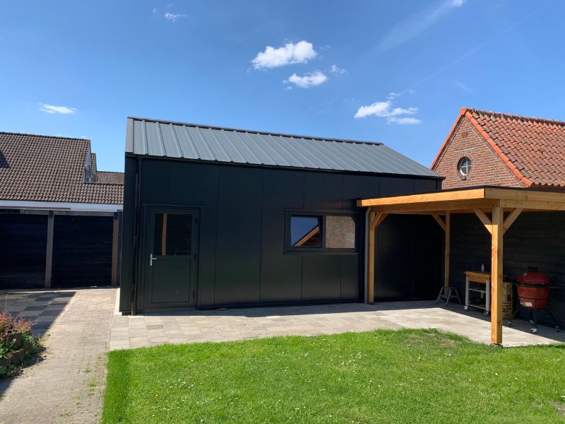 Prefab opslagschuur aan huis
